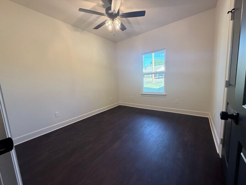 Building Photo - 616 Oak St