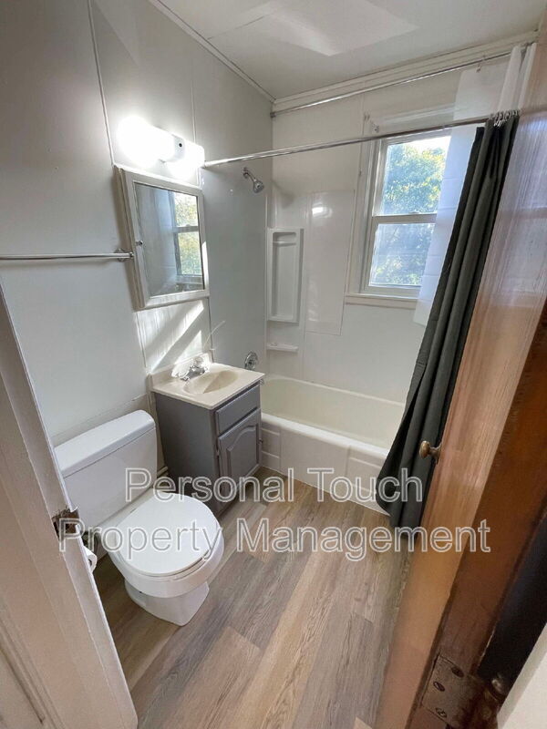 Building Photo - 517 12th Ave N