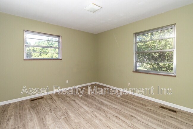 Building Photo - 6633 Wachese Ln