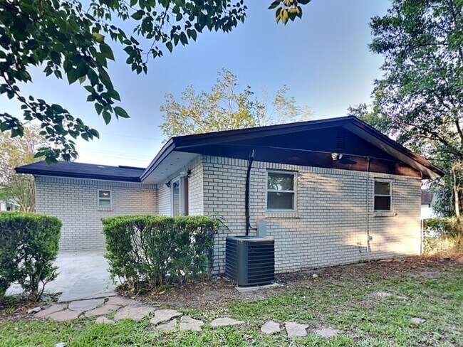 Building Photo - 8249 Devoe St