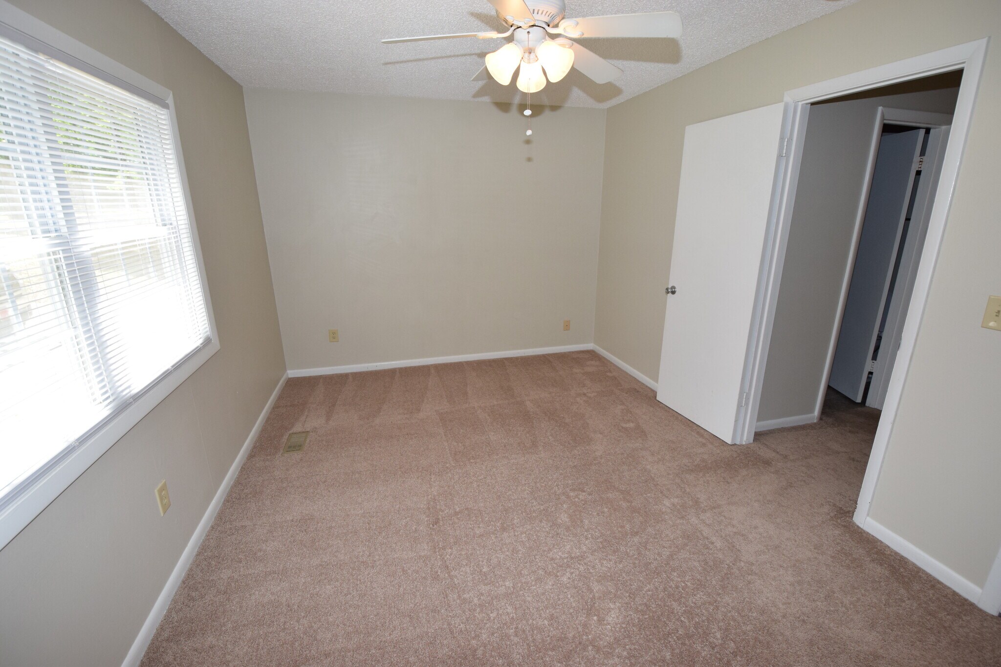 Building Photo - 16605 Janet Dr