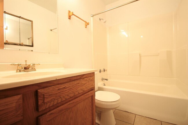Building Photo - 3 Bedroom / 2 Bath Home AVAILABLE NOW!