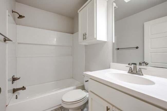 Building Photo - 3 Bedroom 2 Bath House for Lease!!