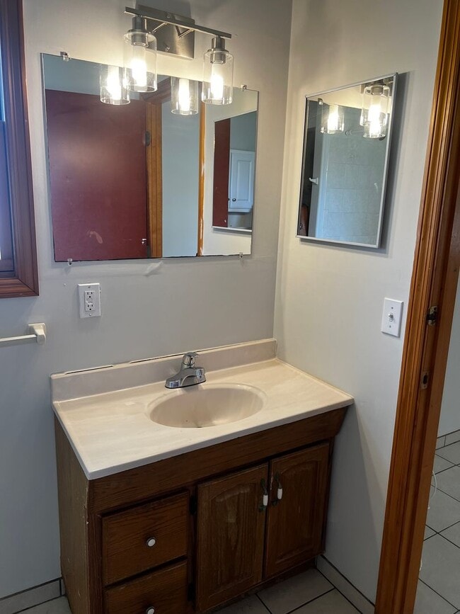 Building Photo - 3 BEDROOM, 2 BATH HOME WITH TILE THROUGHOUT & CLOSE TO THE TURNPIKE