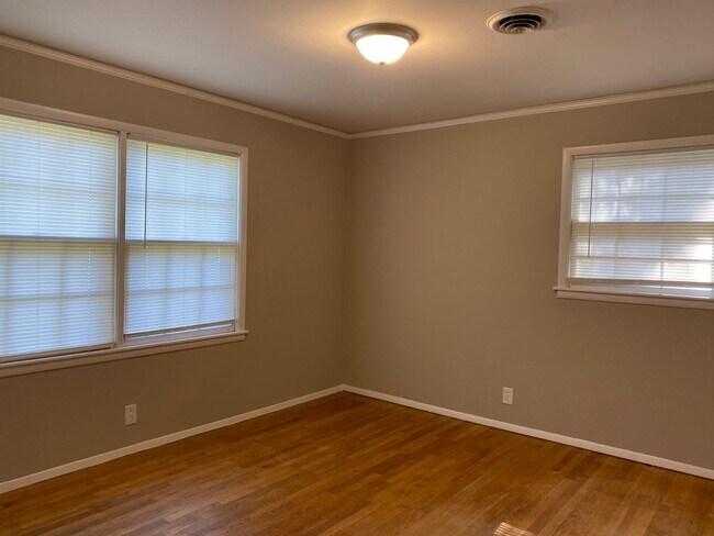Building Photo - 3-Bedroom  cutie ! APPLY today at All3Real...