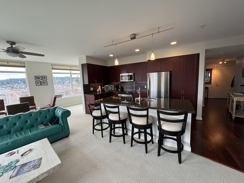 kitchen with eating area - 190 Harbor Sq Loop NE