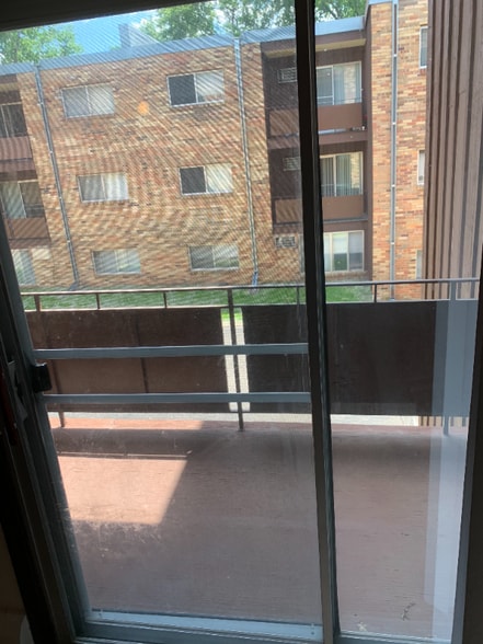 Building Photo - 995 St Albans St N