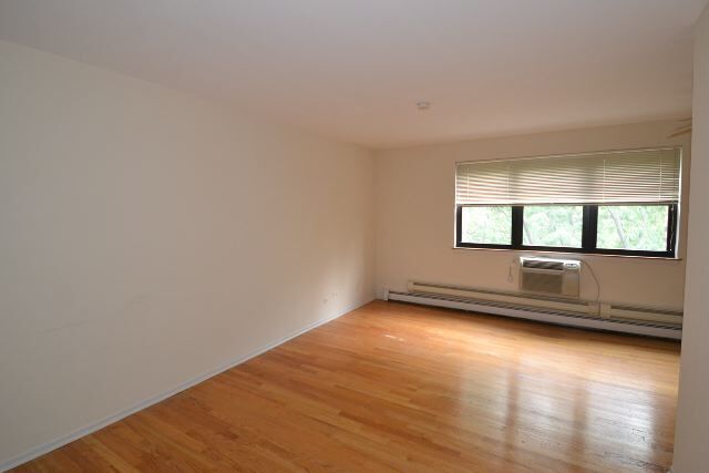 Building Photo - 675 W Wrightwood Ave