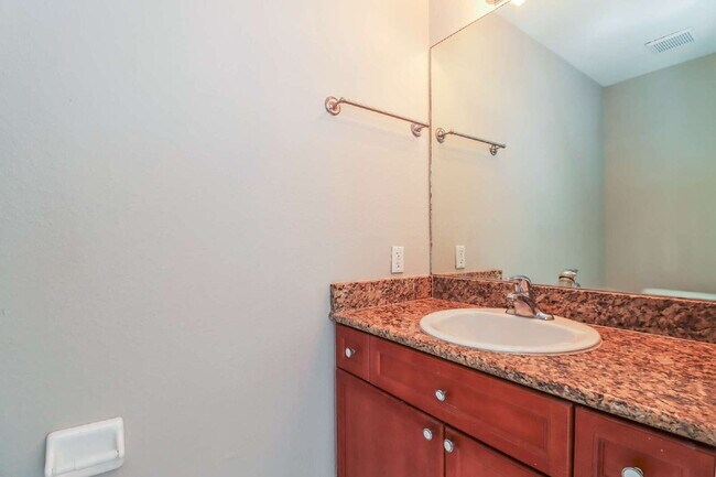 Building Photo - Tropical Dunedin Rental