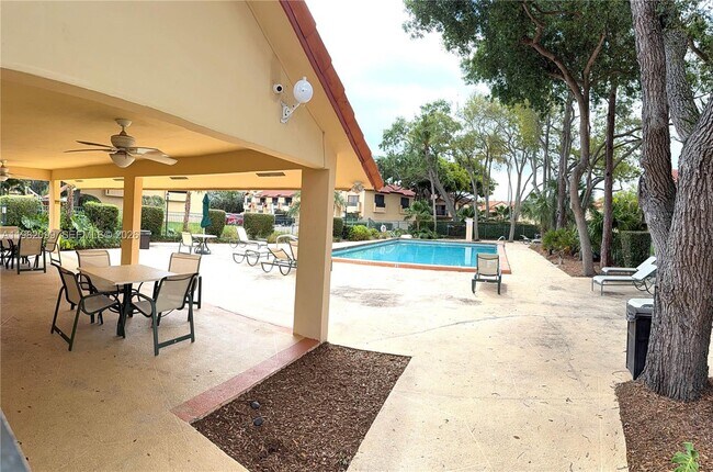 Building Photo - 10073 SW 77th Ct