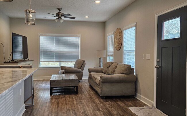 Building Photo - 137 SW Grand Magnolia Gln