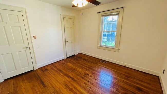 Building Photo - CUTE & COZY HOME ONLY MINUTES TO DOWNTOWN ...