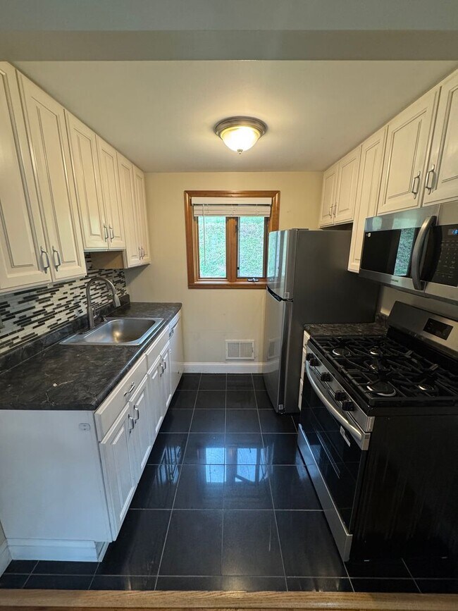 Building Photo - Coraopolis - 3 Bedroom, 1 Bath - Charming ...