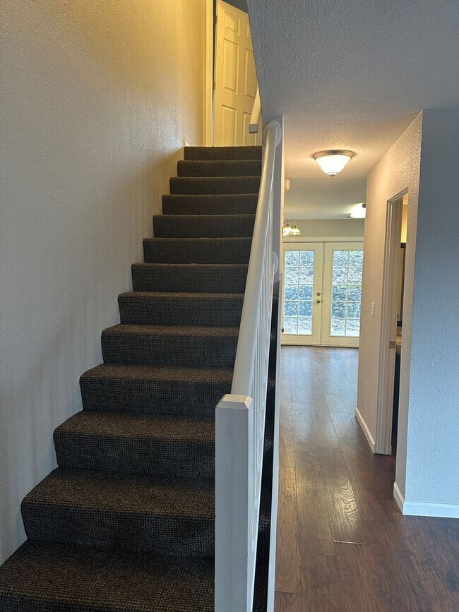 Building Photo - 3 Bedroom/1.5 Bath w/partial Mountain Views