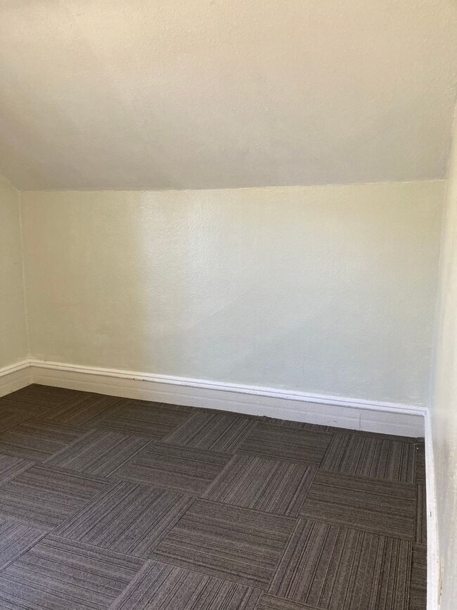 Building Photo - Three Bedroom Single-Family Home Close To Downtown