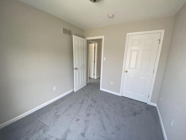 Building Photo - 517 E Linden St