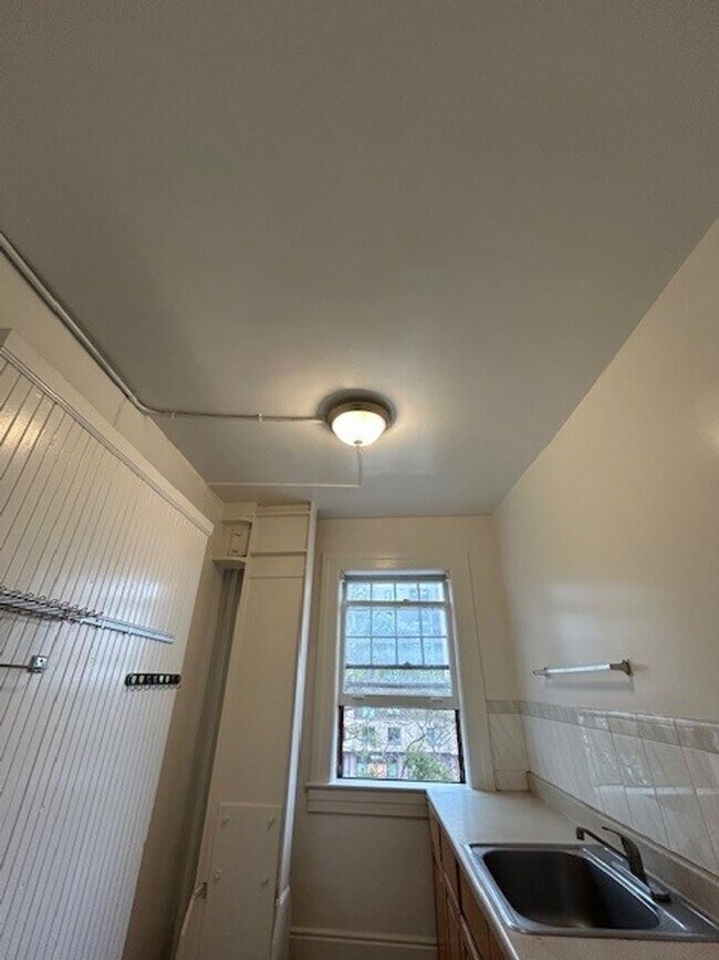Building Photo - Spacious Remodeled 1 Bedroom conveniently ...