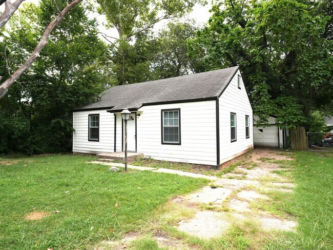 Building Photo - Tulsa 2 Bedroom Gem! Available for immedia...