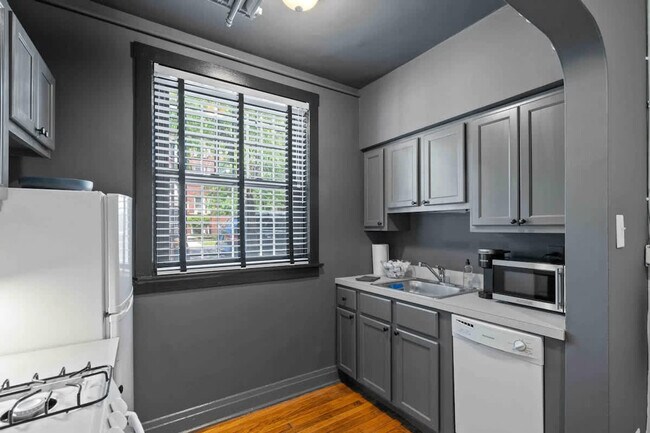 Building Photo - 1421 W Addison St