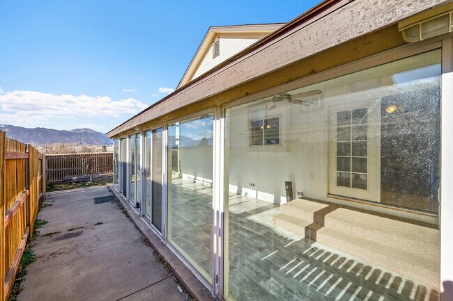 Building Photo - $1,895.00 with $300 OFF First Month's Rent, 2 Bedrooms, 1.5 Bathroom, Single Family Home in Color...