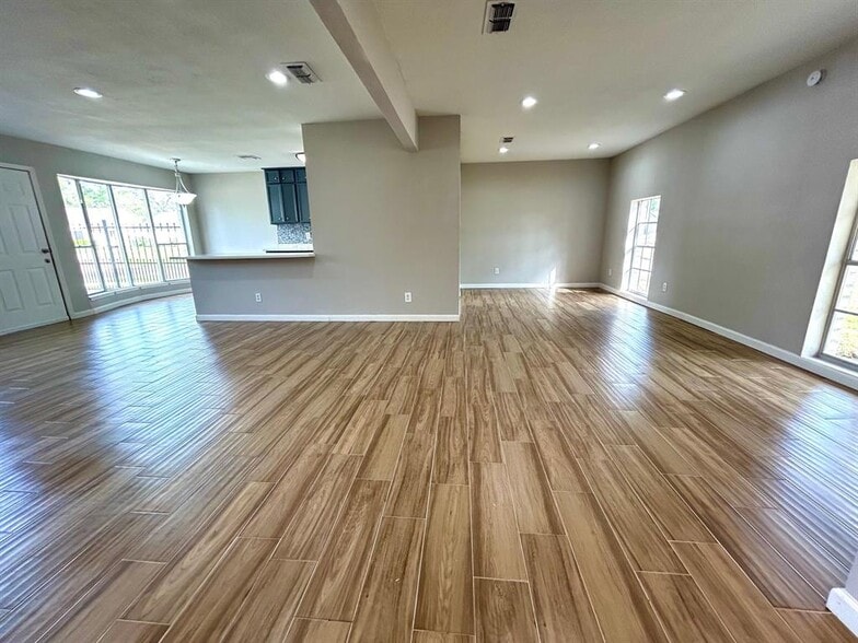 Building Photo - 5926 Darkwood Dr