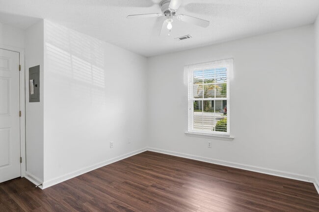 Building Photo - 115 Chloe Ln