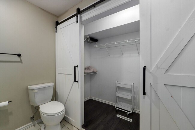 Building Photo - Pre-Leasing this Fully Furnished Brick Fro...
