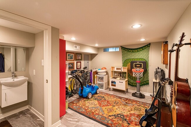 Building Photo - Point Breeze 2 Bedroom, 2.5 Bathroom Home