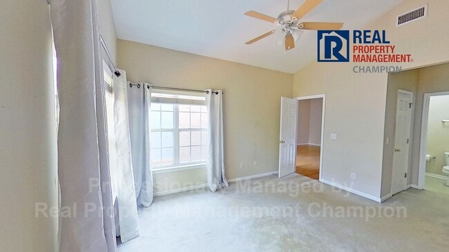 Building Photo - Charming Townhome with Split Floorplan