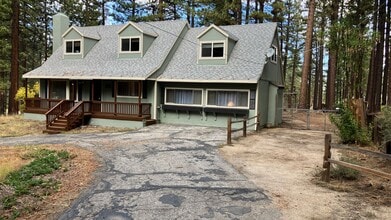 Building Photo - Furnished rental with large fenced back yard.