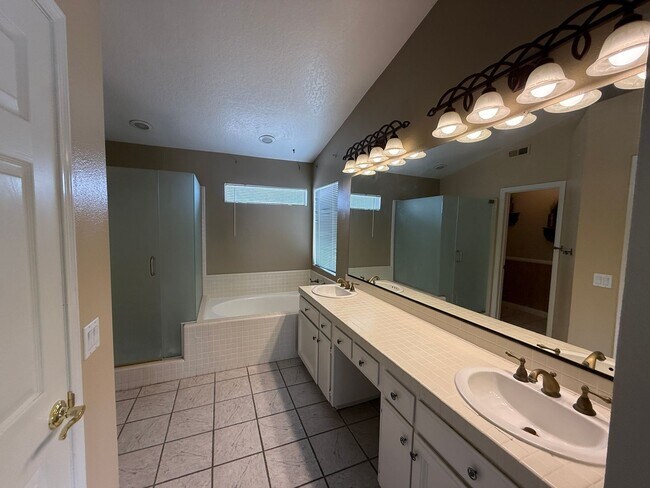 Building Photo - Charming 5 bed/3 bath in Carmel Valley