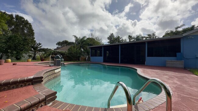 Building Photo - 12157 Sycamore Ln