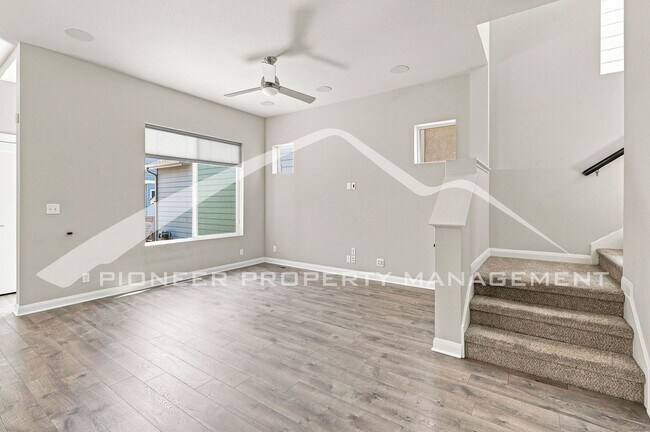 Building Photo - Gorgeous Home with Central AC and Washer/Dryer