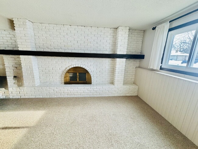 Building Photo - Nice Single family home 4-Bedroom Retreat with 2 Baths in Eagan – Your Perfect Home Awaits