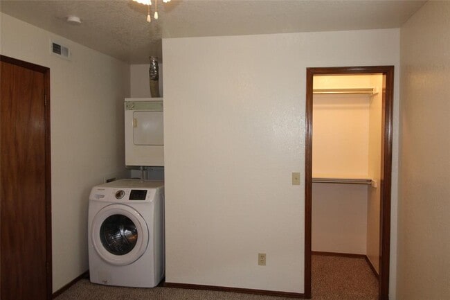 Building Photo - 1901 E Lindsey St