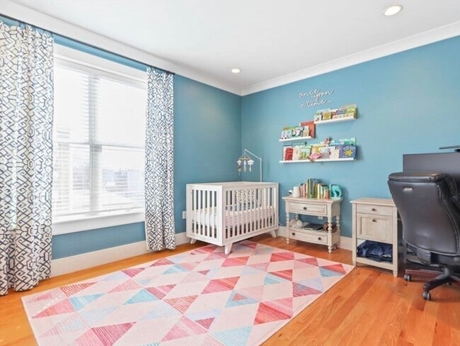 Building Photo - 525 E 7th St