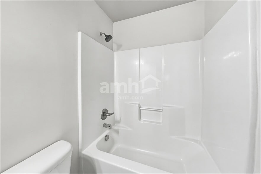 Building Photo - 272 Oak Branch Dr