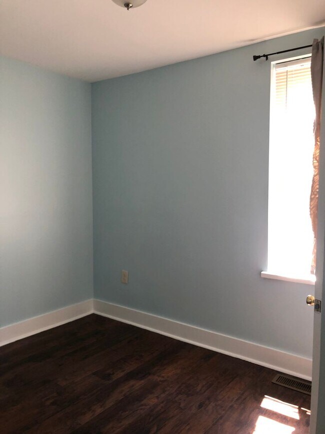 Building Photo - Fantastic 4 Bedroom/ 1 Bath Renovated Home...
