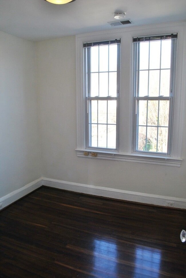 Building Photo - Georgetown near GT Medstar Hospital, Chic Rowhouse 5br/3Ba w/Yard, Deck. 2 Car Parking