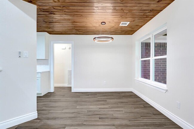 Building Photo - 14090 Waterview Dr