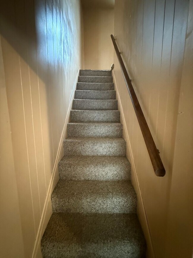 Building Photo - 2 bedroom possibly 3 with oversized Garage...