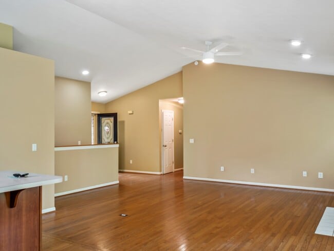 Building Photo - 672 E Lake Ln