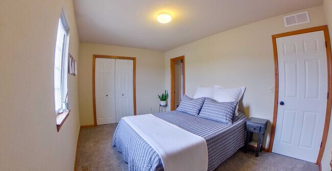 Building Photo - 3D Tour Available - West-Side Townhome + W...
