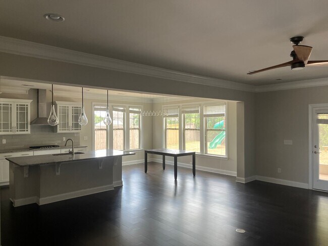 Building Photo - Must See! Beautiful 5/5 Home in Simpsonville!