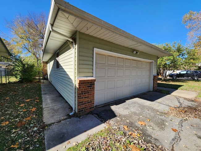 Building Photo - Spacious 4-Bedroom, 1.5-Bathroom Home AVAI...