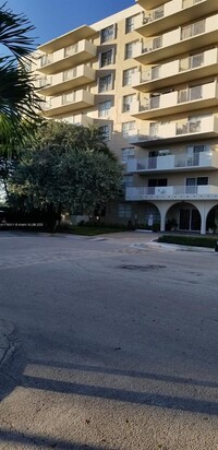 Building Photo - 1455 N Treasure Dr