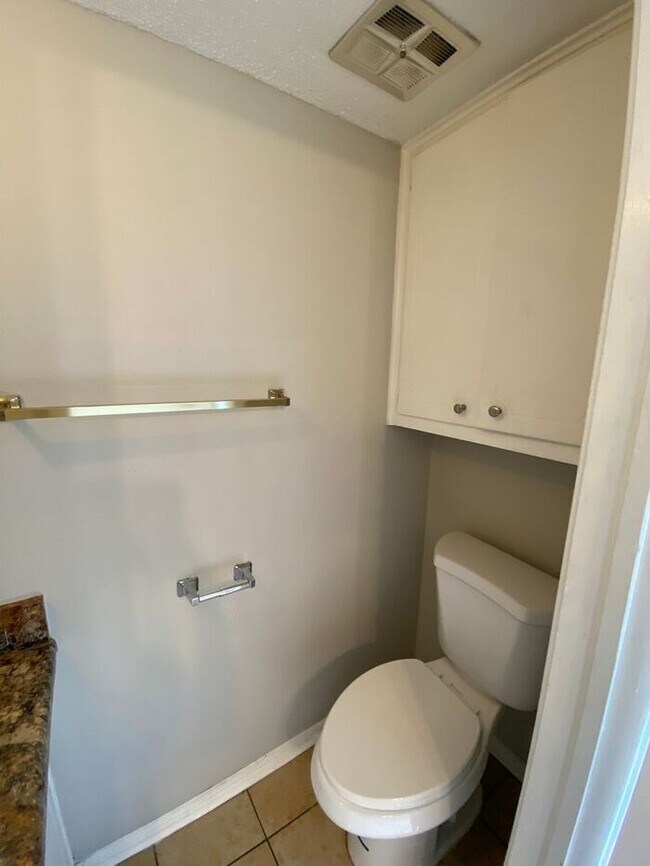 Building Photo - 2 Bedroom 1.5 Bath Apt at the Monterey Squ...