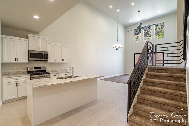 Building Photo - 4 bedroom, 2.5 bathroom townhome in Hurricane!