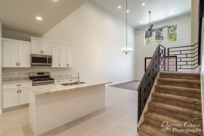 Building Photo - Beautiful!! End unit! 4 bedroom, 2.5 bathroom townhome in Hurricane!