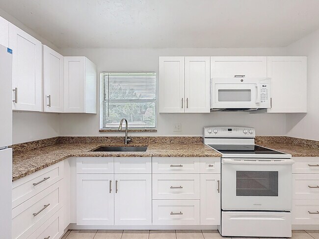 Building Photo - 235 Lake Dora Dr